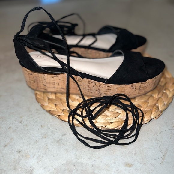 Lace Up Platform Sandals - Picture 4 of 4